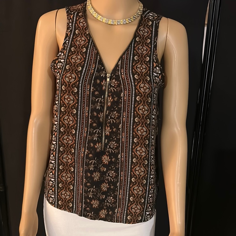 Ambiance sleeveless faux zipper shirt. Sz M
